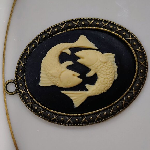Vtg & MOD Double Fish Cameo Pendant Antique Gold Tone Black Lucite Pisces Zodiac - Picture 2 of 7